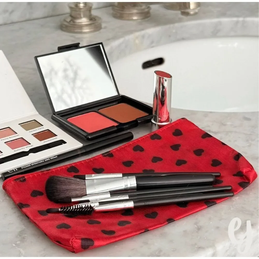 7 Travel Makeup Brushes in the Margot Case – Red with Black Hearts
